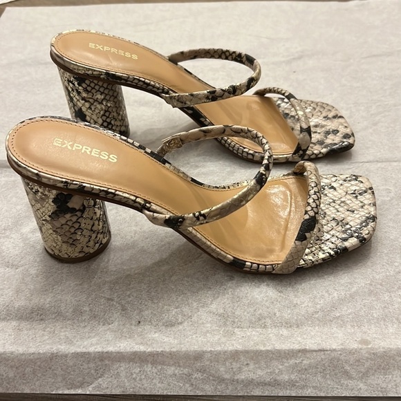 Express double band snake pattern block heel sandals - Picture 3 of 9
